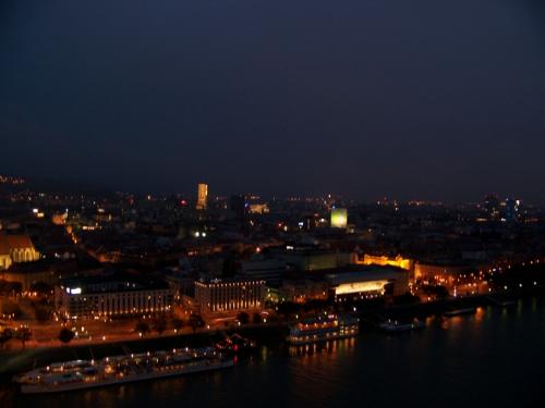 Bratislava bei Nacht (slovac_republic_100_3675.jpg) wird geladen. Eindrucksvolle Fotos aus der Slowakei erwarten Sie.